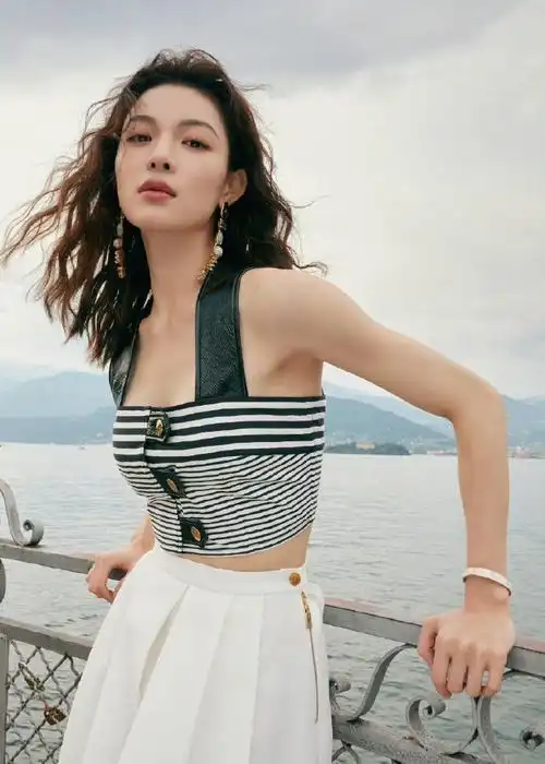 展现出她玲珑有致的身材,肩颈的线条简直堪称完美#钟楚曦吊带半身裙