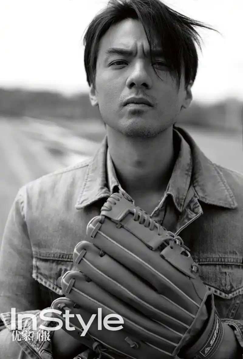 组图男人四十一朵花冯德伦最新写真皱纹也是味道