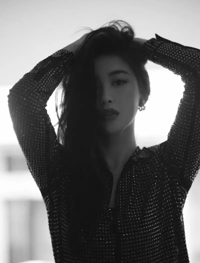 朱珠最新时尚黑白大片,一袭亮片套装,以简约释放洒脱,于随性塑造浪漫.