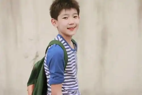 王源在微博晒出自己的童年照,照片里王源虎头虎脑,表情呆萌可爱