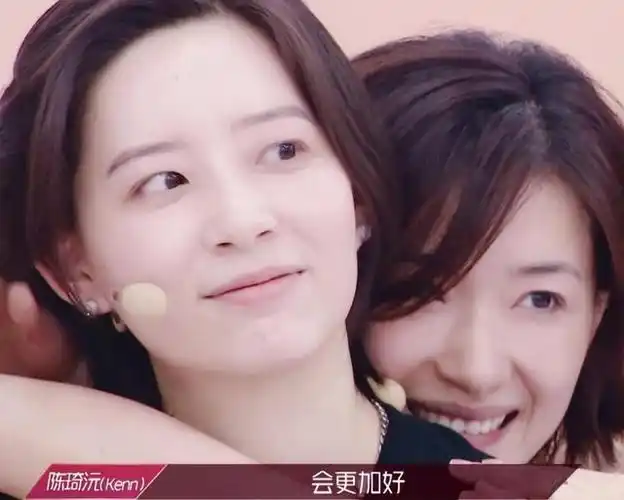 "听到这话的万茜直接过去,坐在地上细心地帮李斯丹妮涂口红.