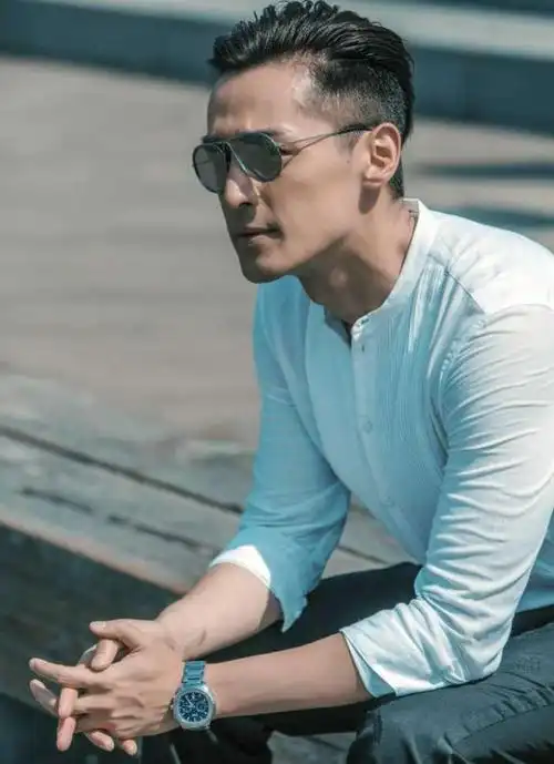 胡歌近照,晒成"黑芝麻糊"