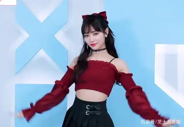 许佳琪换装跳主题曲,本以为长发及腰够美了,当看到萝莉造型爱了