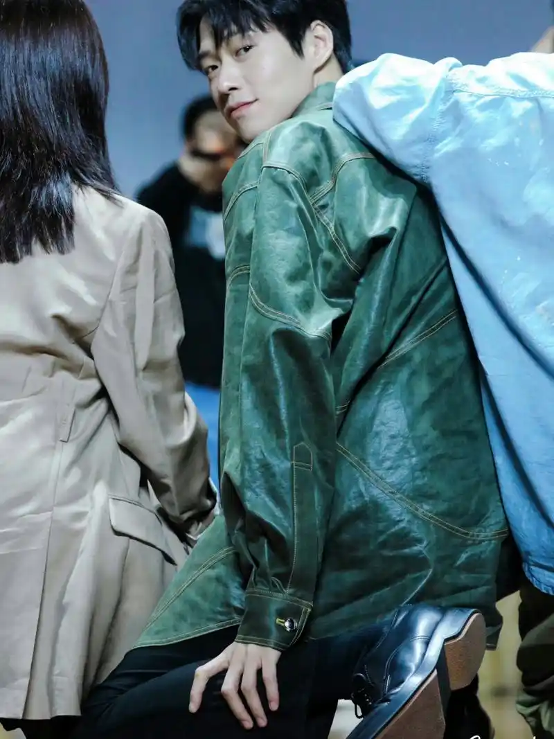 哈哈要怪就怪之前单膝下跪抓脚踝太出圈了.