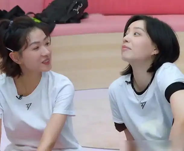 万茜对李斯丹妮太暖了两人看彼此的眼神偶像剧一样甜