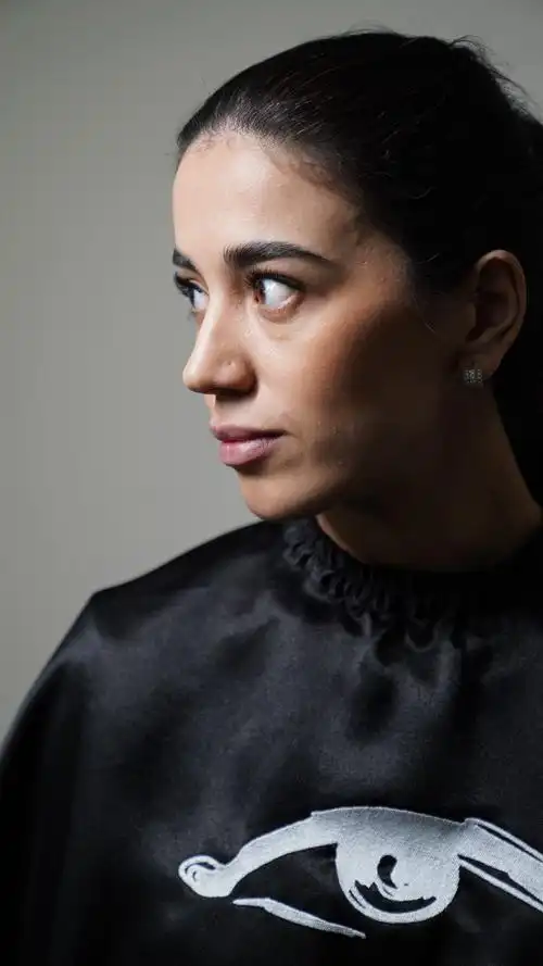 外国美女侧脸写真图片