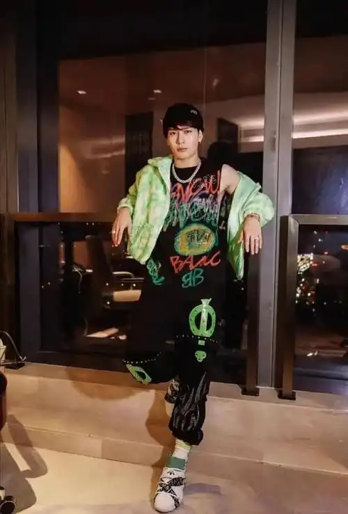 王嘉尔身高多少?会穿搭显身高被疑谎报,幽默回应身高质疑