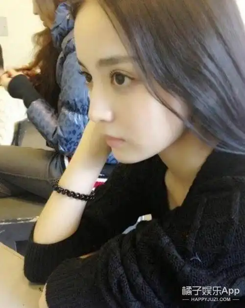 古力娜扎校园旧照曝光,在合影里竟然发现了她.