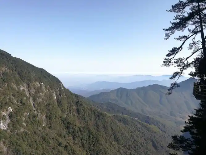 明月山的冬日,天很蓝,登上山顶别有一番洞天
