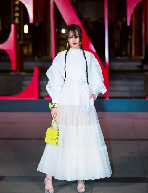 不黑不吹,舒淇刘海遮眼"非主流"?长衫白裙配凉鞋配仙不起来?