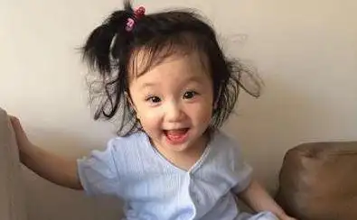 林心如女儿近照曝光4岁小海豚暴风成长继承了父母的哪些优点