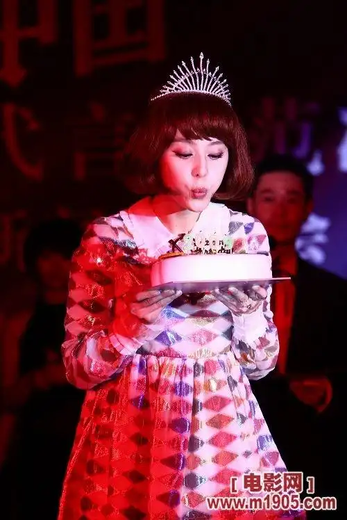 范冰冰戴眼镜再扮"阿拉蕾" 学生妹打扮装粉嫩