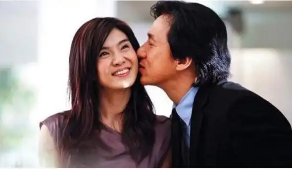 47岁杨采妮晒一家四口合照眼窝深陷泪沟明显曾与金城武传绯闻