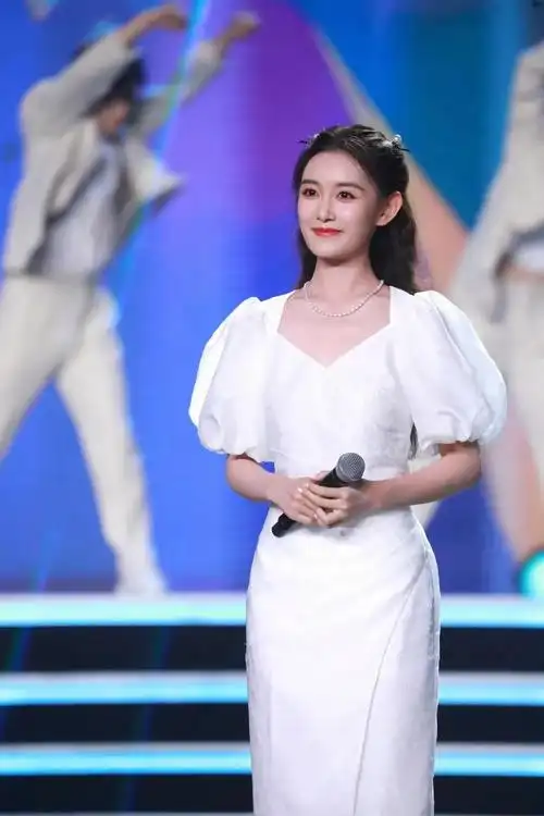 蒋依依大学生电影节红毯造型,蒋依依走红毯