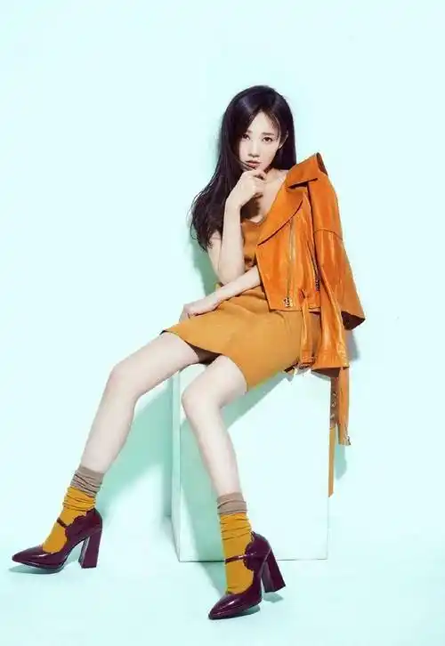 李一桐堪比翁美玲版的黄蓉 灵动的双眸 亮白的直腿 时尚写真太美了