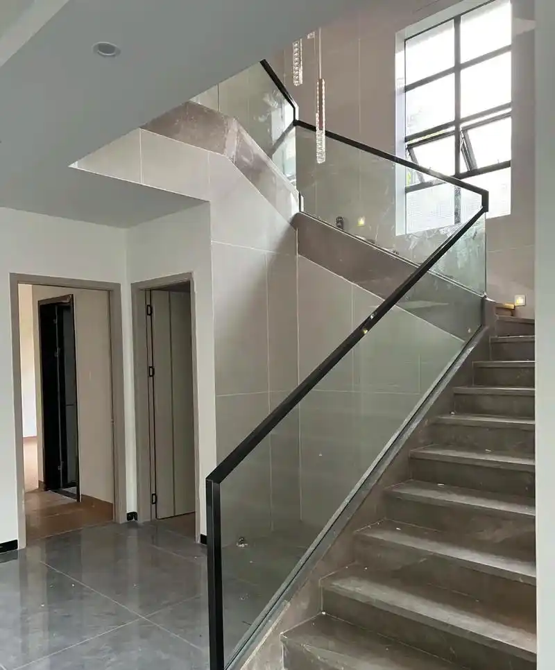 现代风格楼梯扶手离不开玻璃  - 抖音
