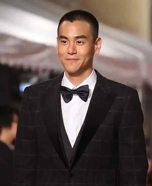 加上一直走的型男,猛男的类型,脸庞自然也算不上精致,但寸头的发型