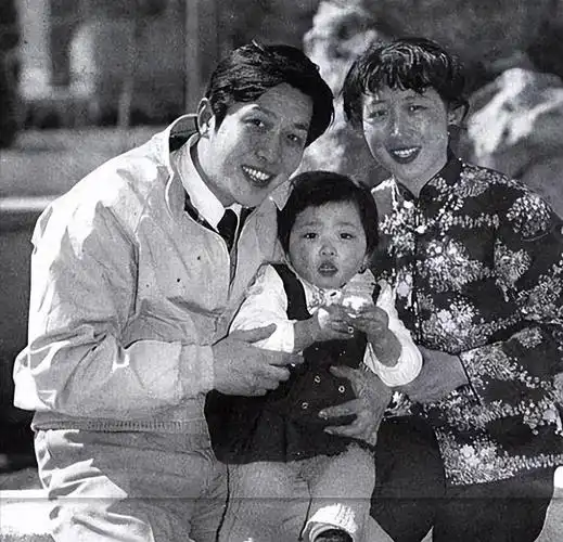 唐国强:家人相继去世,如今72岁的我不敢老去,还要照顾老母亲