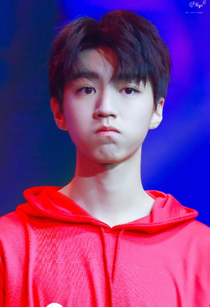 王俊凯嘟嘴 吐舌 卖萌各种小表情!一身红色的宝宝!太可爱