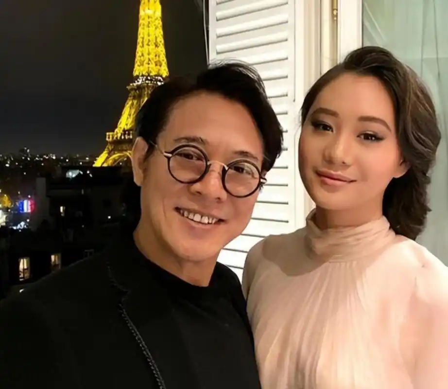 "这组照片一出,我的思绪被带到了黄秋燕和利智的对比上.