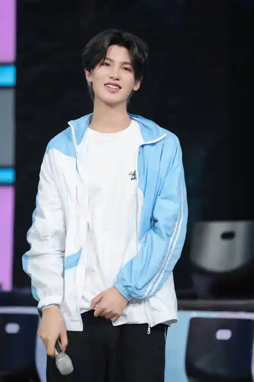 消息黄明昊快乐大本营剧照上线三团艺术家昊昊子情商持续在线