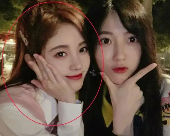 鞠婧祎为了显高有多拼?让闺蜜都穿小白鞋,她自己却偷偷加了高度!