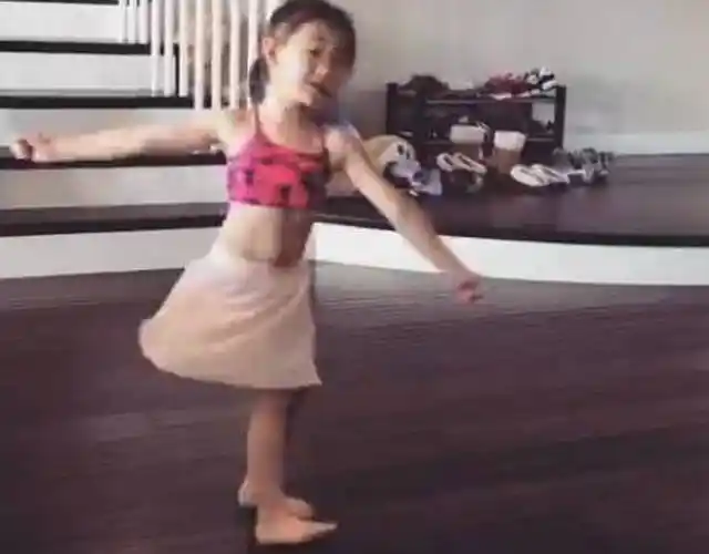 奥莉才4岁就有四块腹肌了