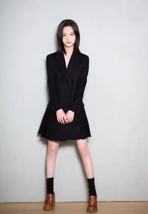 简介:李庚希普拉达活动照时尚性感写真,分享一组李庚希图片给大家,图