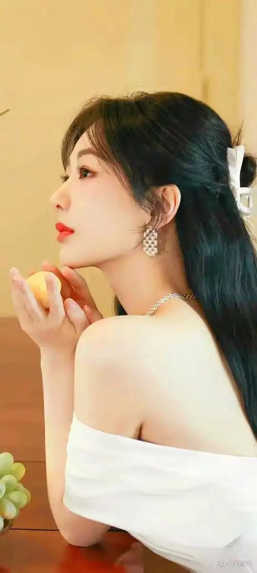 端庄的气质,又白又亮的肌肤,温文尔雅的自信感,彰显出她仙女的妩媚感