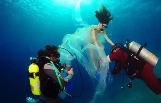 美轮美奂的水下比基尼摄影