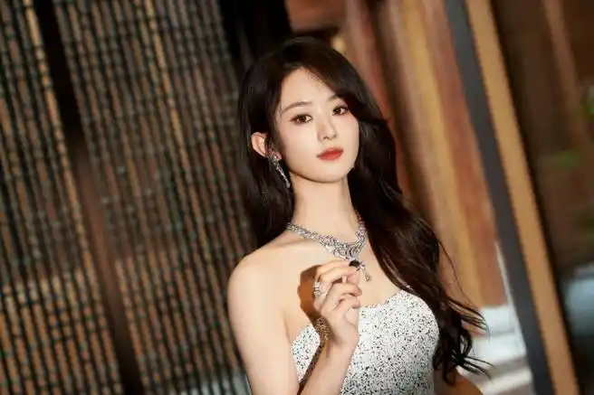 赵丽颖镂空长裙秀曼妙身姿,渐变礼服宛似公主,肤白貌美惹人爱_腾讯