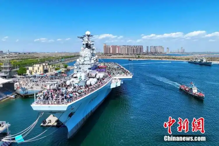 图为"五一"假期,游客在天津泰达航母主题公园游玩.中新社记者佟郁 摄