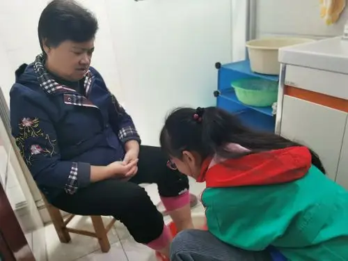 为奶奶洗脚