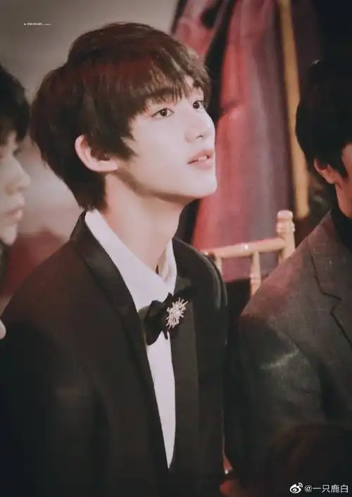 性感喉结在线索命#丁程鑫的喉结好性感,成年人越来越man了～@时代