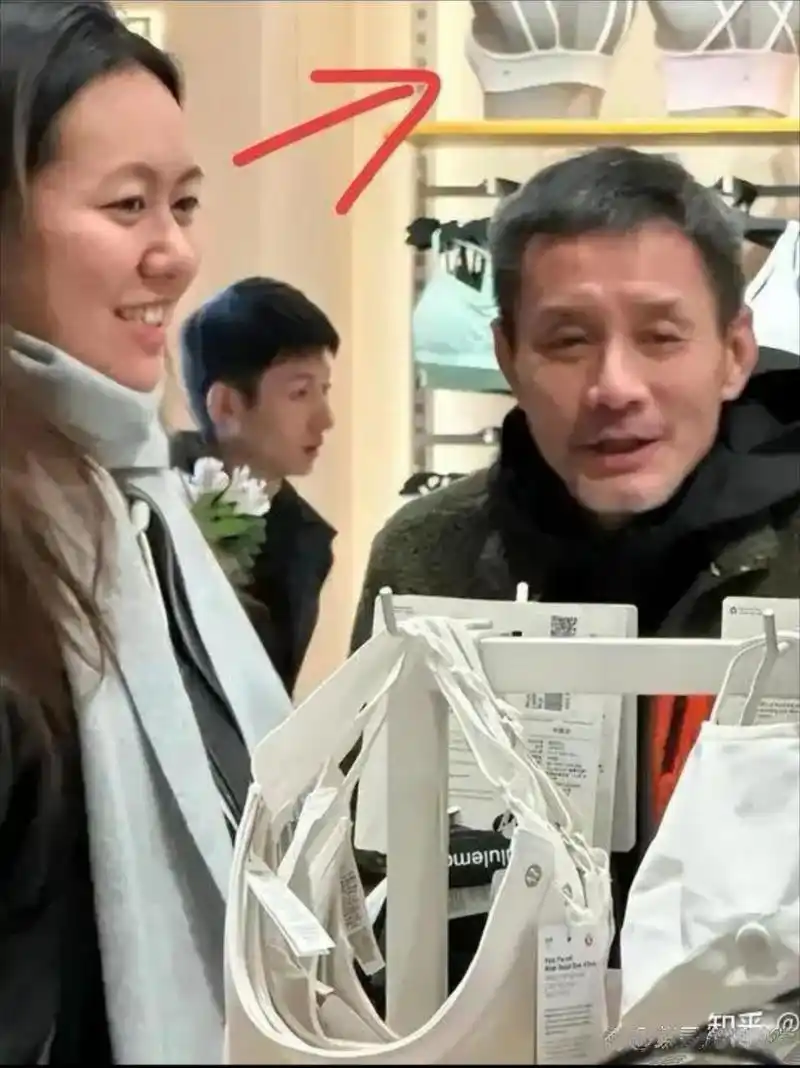 江珊的现任老公是田小洁,他长得挺帅,比江珊年轻三岁,同样是演员