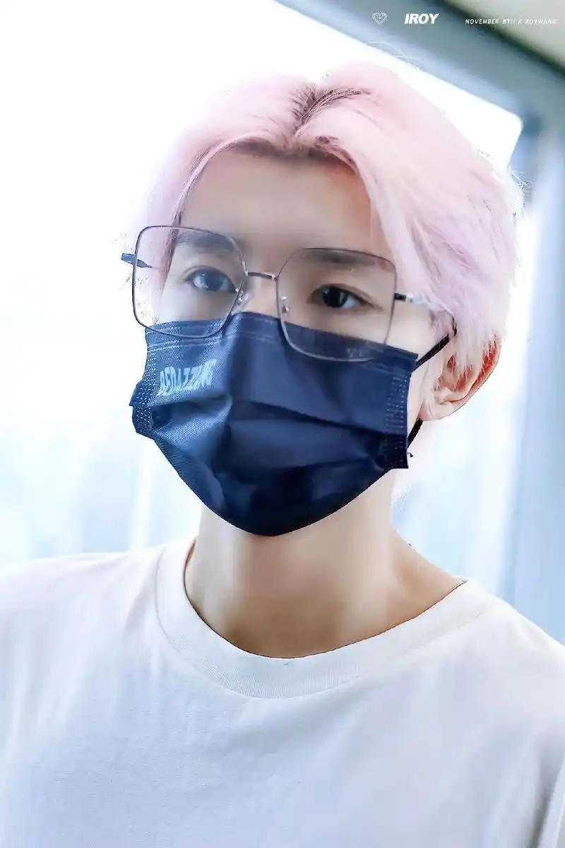 王源粉头发.王源的粉头发加眼镜就是一眼万年的惊艳#王源 #少 - 抖音