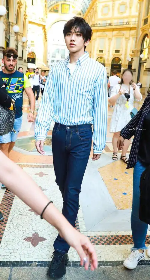 来欣赏蔡徐坤的大长腿