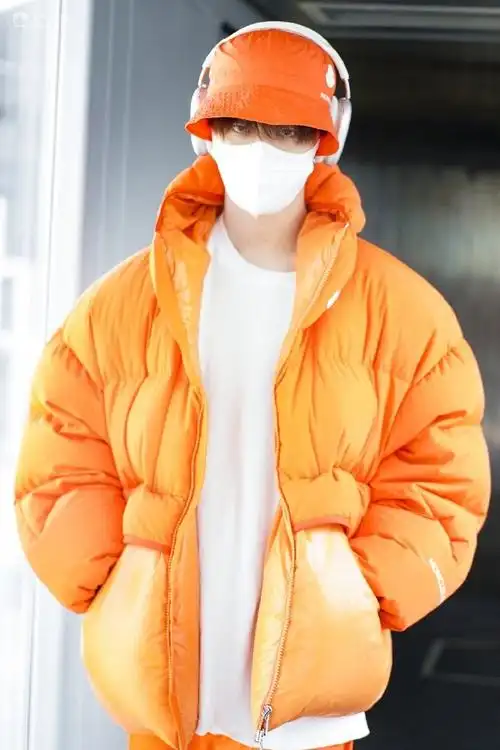 范丞丞浙江卫视跨年出发路透##范丞丞橙色造型机场饭拍