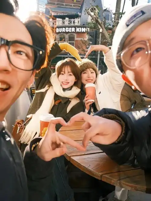 别再傻傻站成一排了!四人行拍照姿势大揭秘