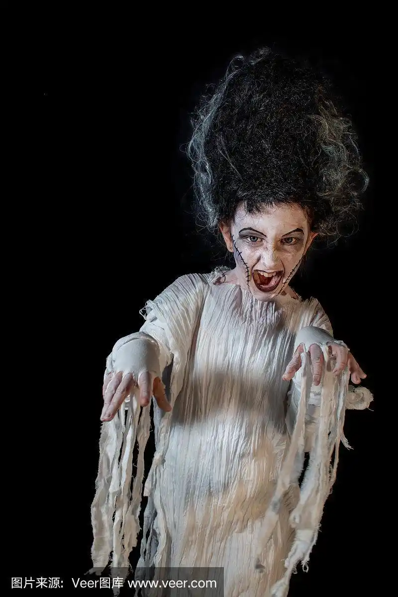 摄影棚拍摄了一组年轻女孩穿着万圣节服装的肖像,恐怖的弗兰肯斯坦