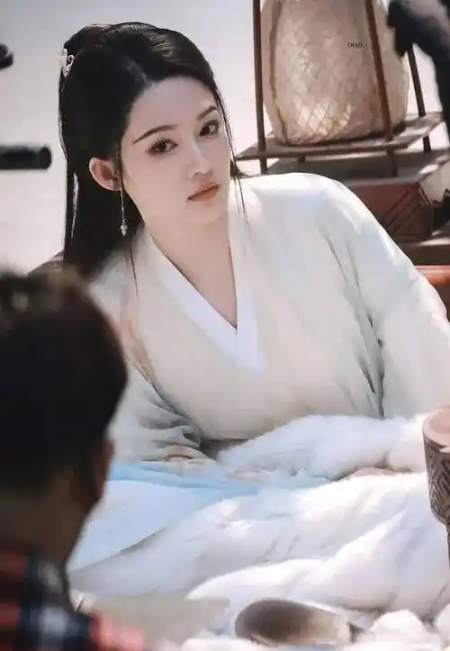 李沁古装新剧路透引发热议:醉卧美人成焦点,网友期待值爆棚!