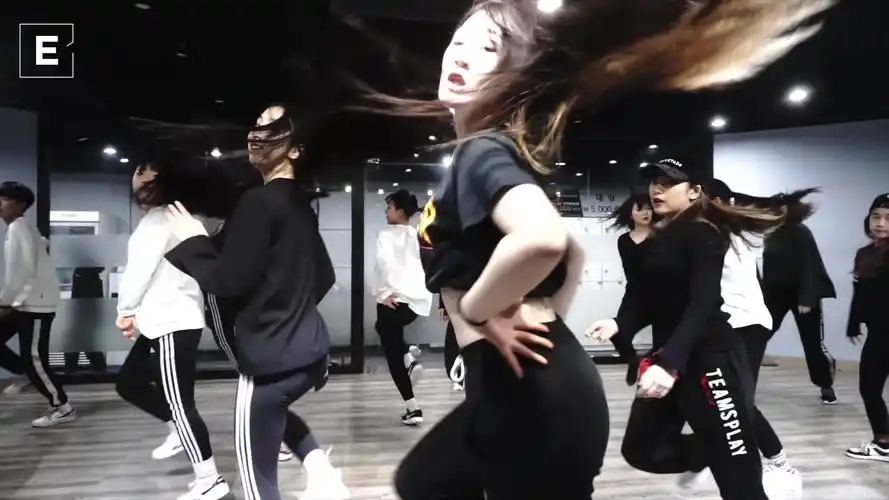 【e舞蹈工作室】性感美女爵士舞头一次见这样跳舞的