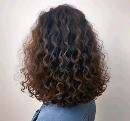 冬天发型不论怎么烫,最美还是羊毛卷全头烫,蓬松瘦脸还保暖_头发_脸部