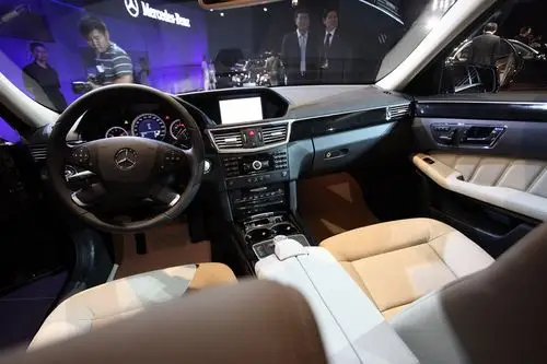 梅赛德斯-奔驰新e系轿车内饰