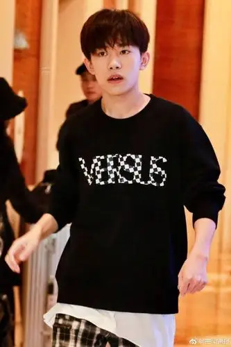 易烊千玺现身换新发型黑卫衣格子裤干练有型