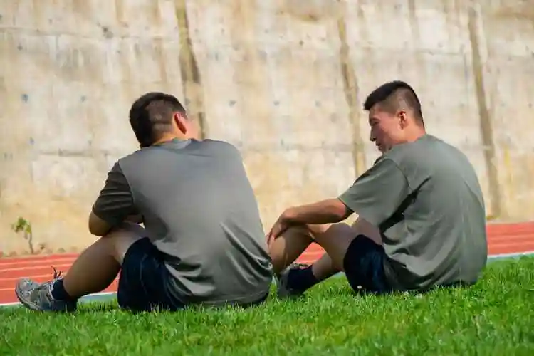 图为"三互小组"训练间隙进行谈心交心.李志勇 摄