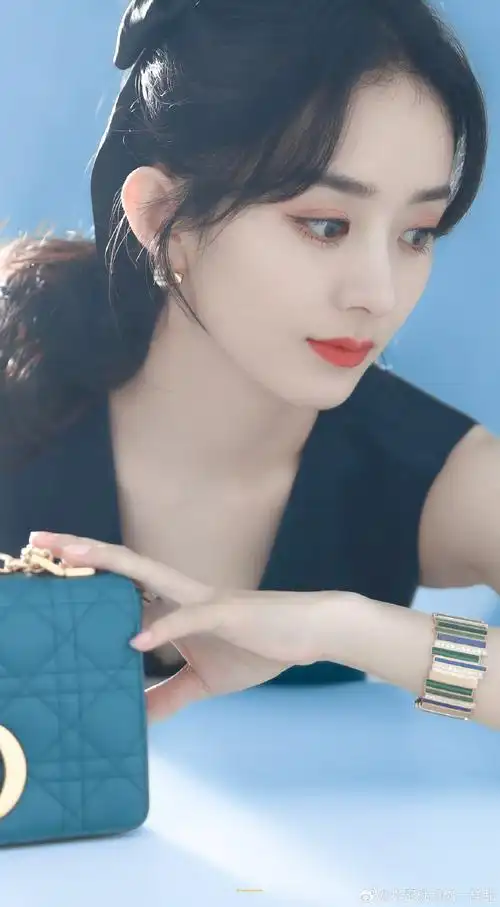 赵丽颖黑色连衣裙##赵丽颖黑色深v连衣裙##陪赵丽颖奔赴每一个十年