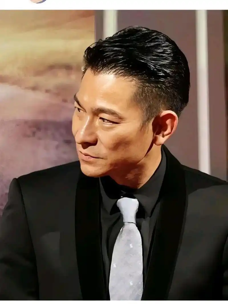 60岁的刘德华开生日派对,首次办活动巨星云集,连很少露面的李连杰.