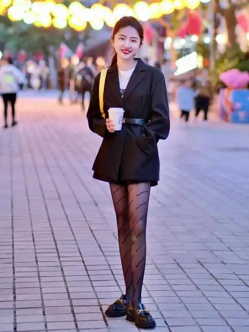 我对"丝袜"的偏见,在看到这些街拍后变了,又纯又欲,美得高级