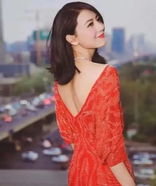 有一种尴尬叫女明星穿露背装把那英和杨紫放一起看差距出来了